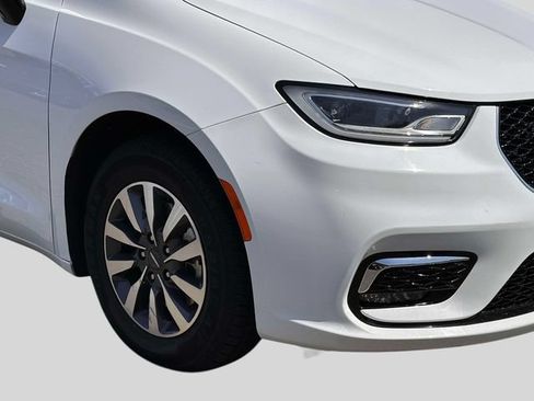 Used 2024 Chrysler Pacifica Limited FWD image 26