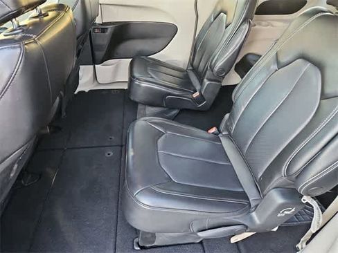 Used 2023 Chrysler Pacifica Touring-L image 20