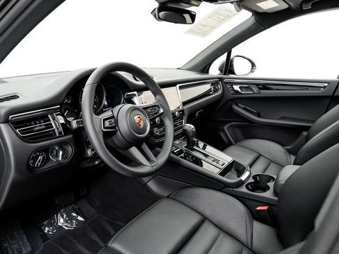 Certified 2026 Porsche Macan AWD/4WD image 4