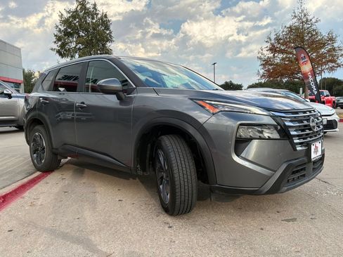 Used 2025 Nissan Rogue SV FWD image 4