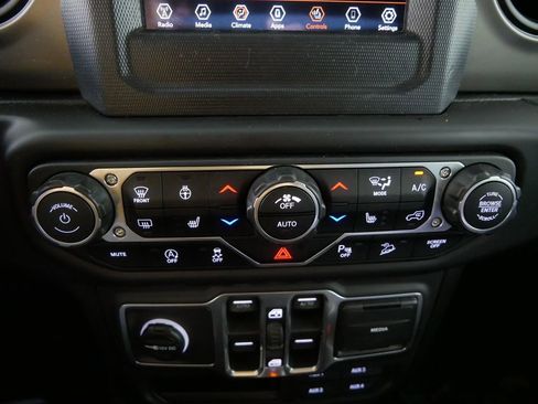 Used 2018 Jeep Wrangler Unlimited Sport S image 25