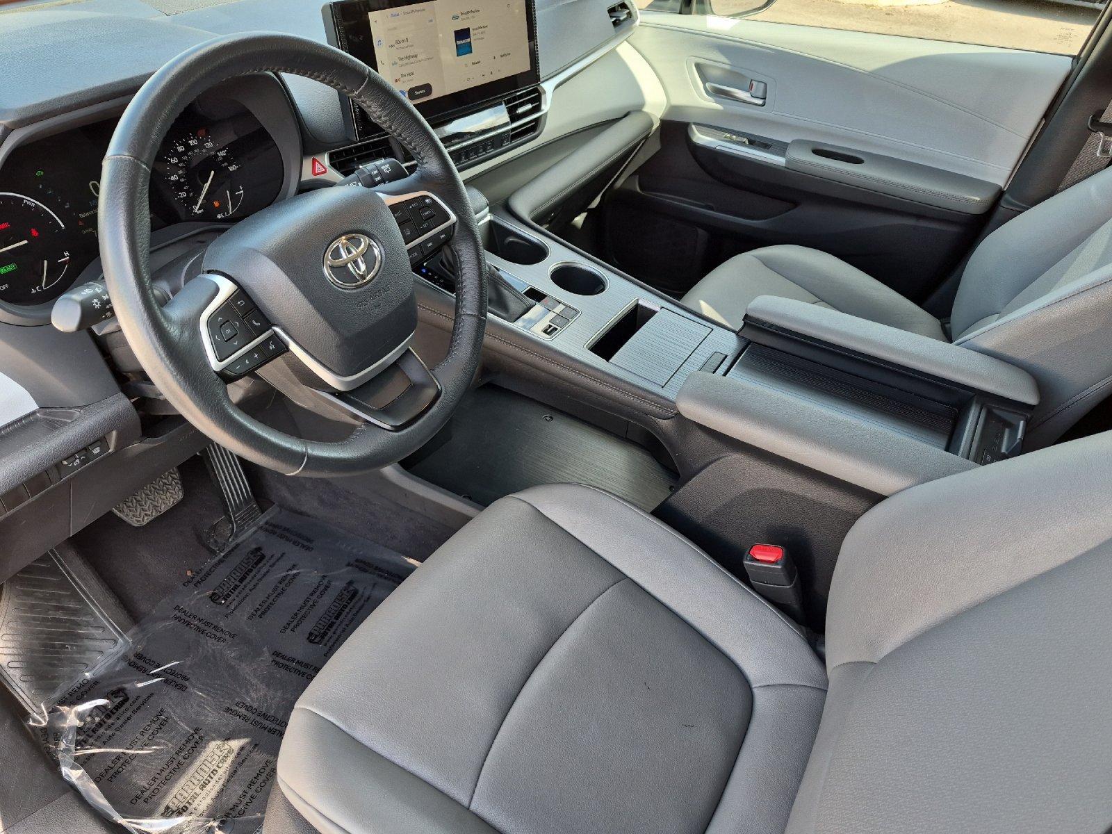 Used 2025 Toyota Sienna XLE FWD image 9