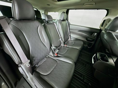 Used 2025 Kia Carnival SX w/ SX Dark Edition Package FWD image 30