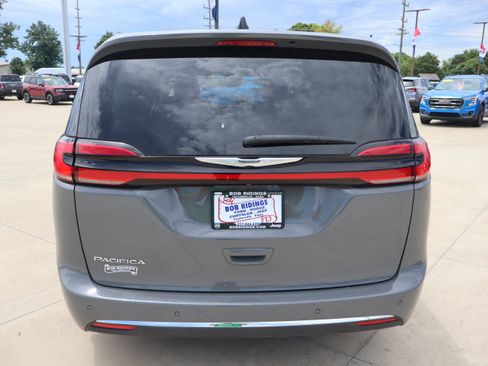 Used 2023 Chrysler Pacifica Touring-L FWD image 6