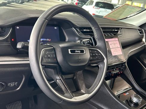 Used 2023 Jeep Grand Cherokee Limited image 44
