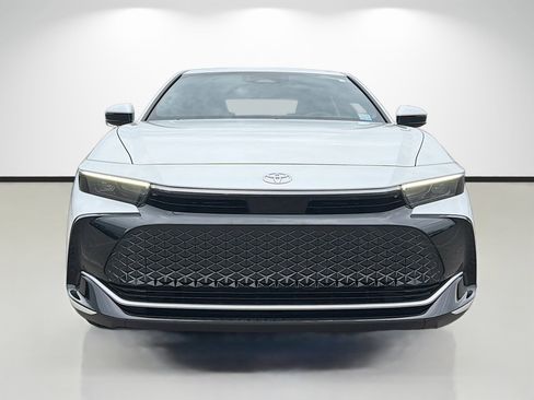 Used 2023 Toyota Crown Limited image 8