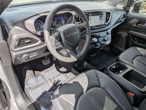 Used 2025 Chrysler Pacifica Select FWD image 16