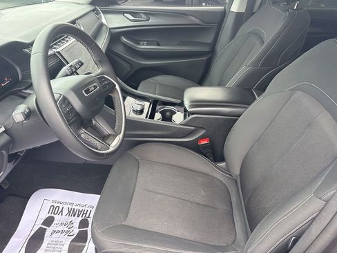 Used 2023 Jeep Grand Cherokee Laredo AWD/4WD image 16