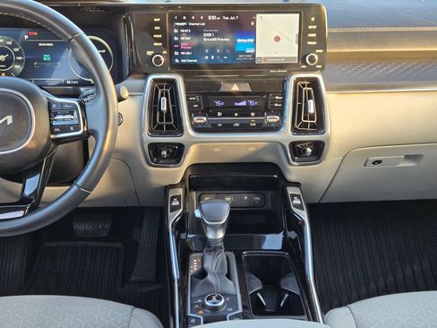 Used 2023 Kia Sorento SX AWD/4WD image 16