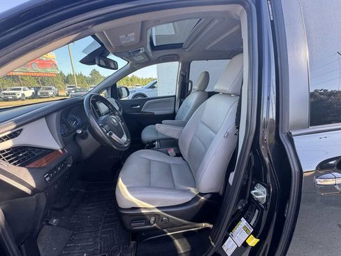 Used 2020 Toyota Sienna Limited Premium w/ Carpet Mat Package image 7