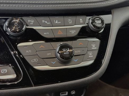 Used 2019 Chrysler Pacifica Limited w/ Advanced Safetytec Group FWD image 16