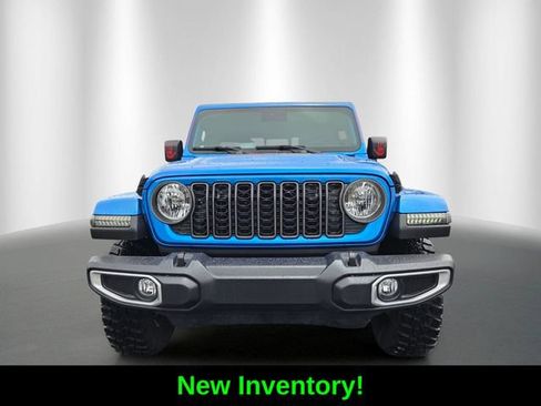 Certified 2025 Jeep Gladiator Sport AWD/4WD image 2