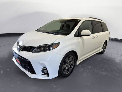 Used 2018 Toyota Sienna SE Premium FWD image 2