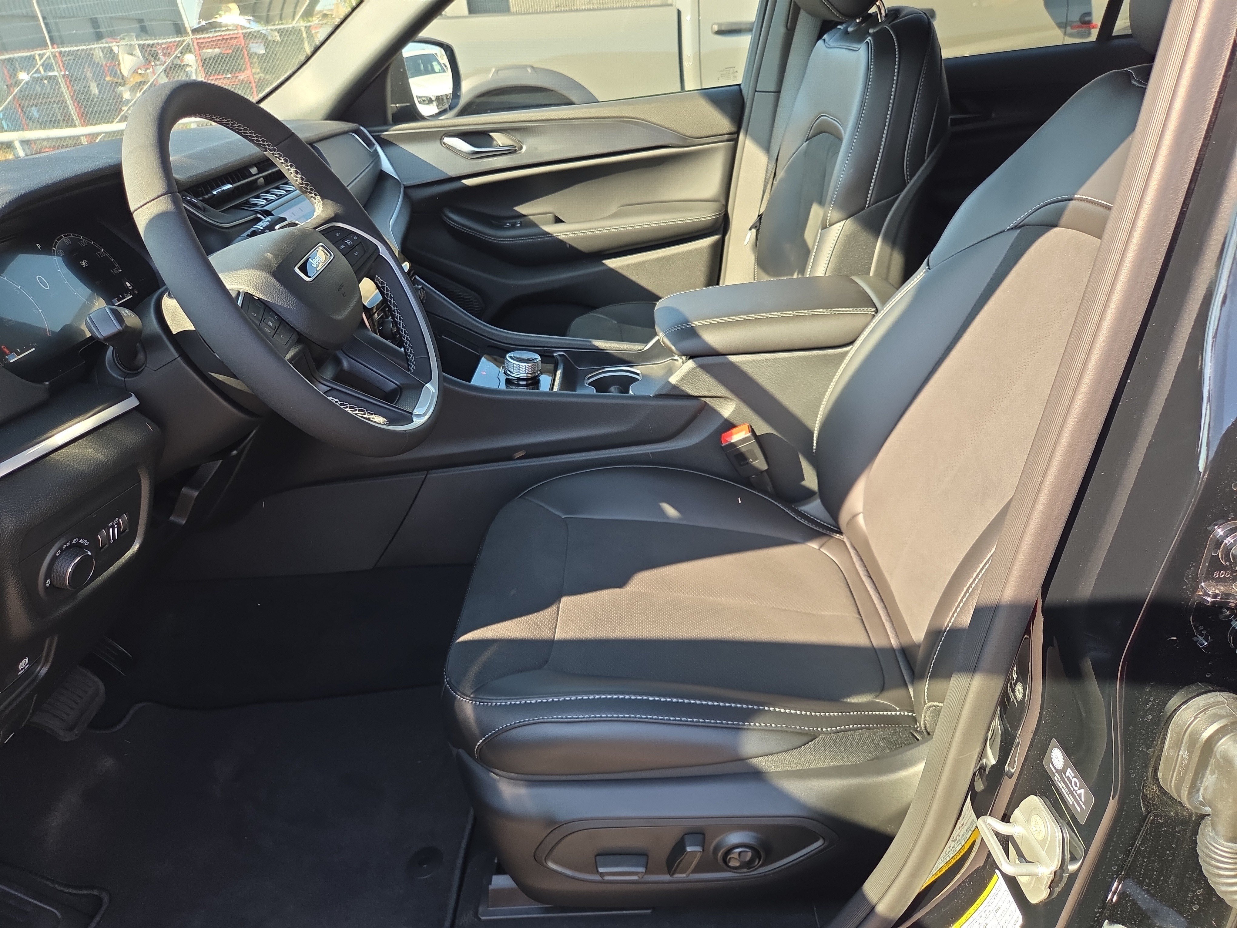 New 2027 Jeep Grand Cherokee Laredo X AWD/4WD image 4