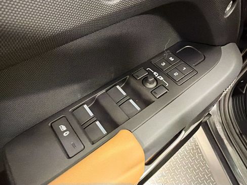 Used 2024 Land Rover Defender 130 X-Dynamic SE AWD/4WD image 19