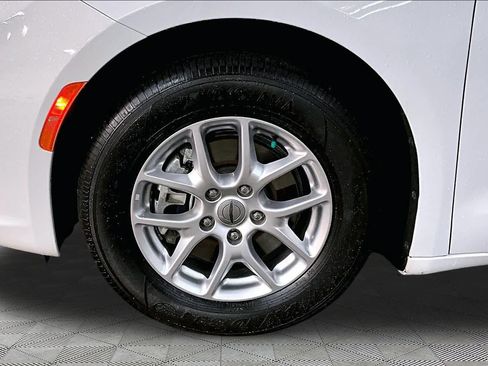 Used 2024 Chrysler Pacifica Touring-L FWD image 11