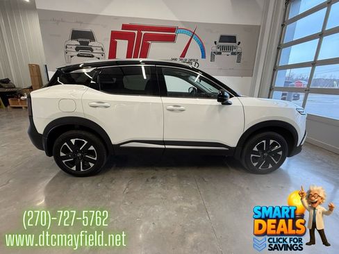 Used 2025 Nissan Kicks SR FWD image 2
