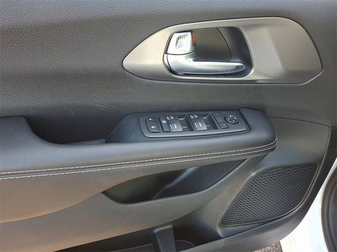 New 2026 Chrysler Voyager LX image 9