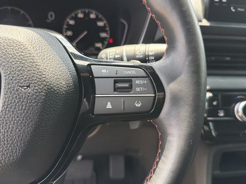 Used 2025 Honda Pilot TrailSport image 16