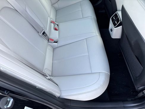 Used 2025 Genesis G70 2.5T image 17