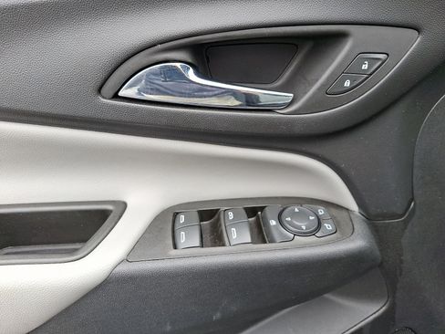 Used 2022 Chevrolet Equinox LS w/ LS Convenience Package image 12