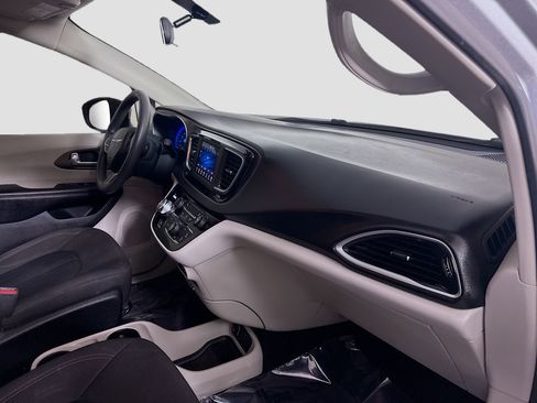 Used 2018 Chrysler Pacifica L image 28