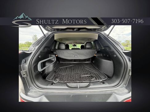 Used 2018 Jeep Cherokee Latitude Plus w/ Cold Weather Group AWD/4WD image 17