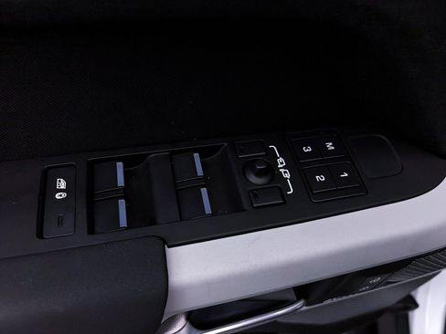 Used 2023 Land Rover Defender 110 X-Dynamic SE image 20