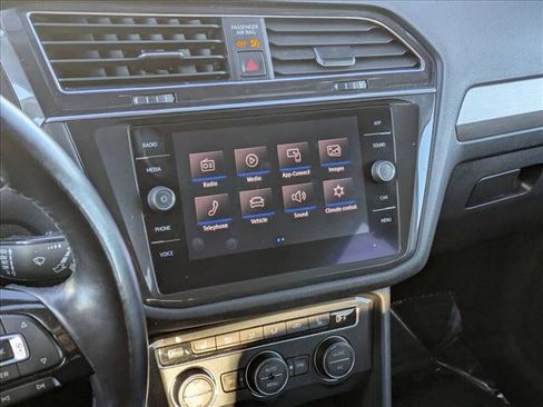 Used 2019 Volkswagen Tiguan SE image 14