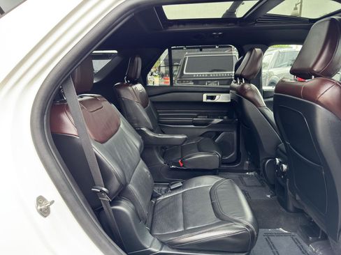 Used 2020 Ford Explorer Platinum w/ Premium Technology Package AWD/4WD image 38