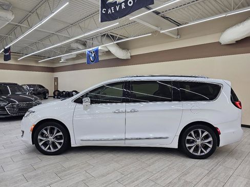 Used 2019 Chrysler Pacifica Limited w/ Tire & Wheel Group FWD image 8