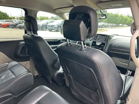 Used 2014 Chrysler Town & Country Touring image 40