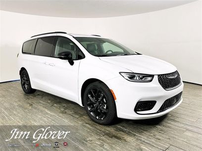 New 2026 Chrysler Pacifica Limited w/ S Appearance Package