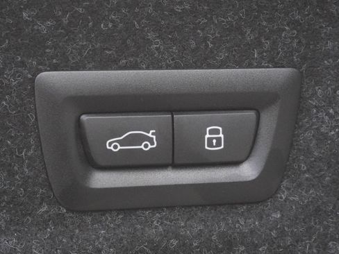 Certified 2025 BMW 330i Sedan image 39