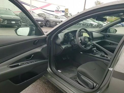 New 2025 Hyundai Elantra SEL image 12