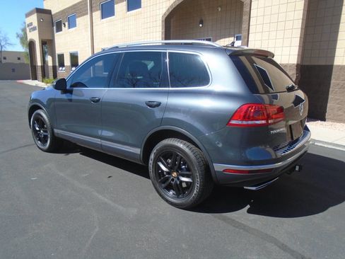 Used 2016 Volkswagen Touareg TDI image 8