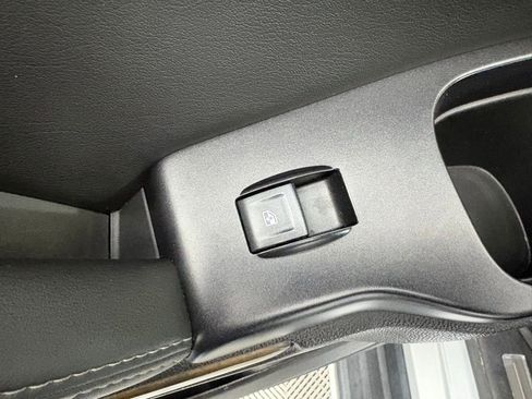 Used 2018 GMC Yukon Denali image 46