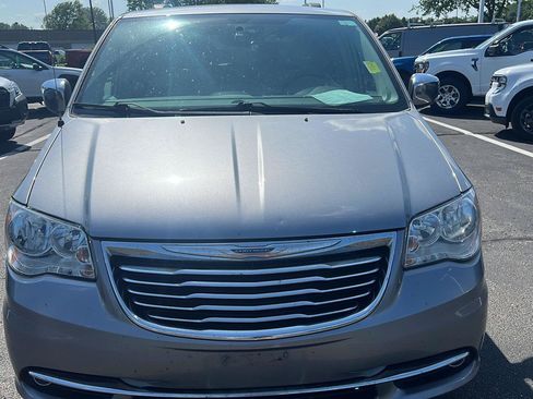 Used 2016 Chrysler Town & Country Touring-L w/ Driver Convenience Group FWD image 14