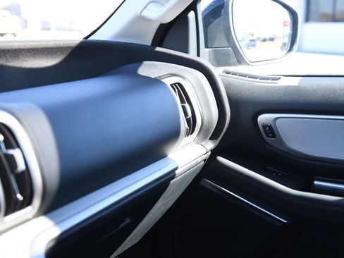 Used 2025 Ford Expedition Active image 27