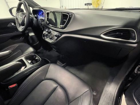 Used 2025 Chrysler Pacifica Select image 29