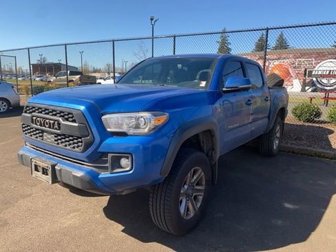 Used 2018 Toyota Tacoma TRD Off-Road w/ Technology Package image 4