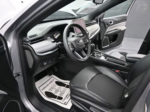 Used 2024 Jeep Compass Latitude image 9