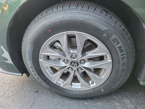 Used 2025 Toyota Sienna XLE image 29