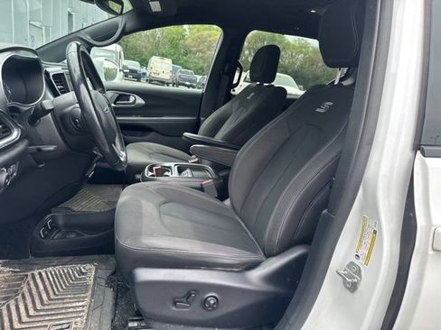 Used 2019 Chrysler Pacifica Touring Plus FWD image 14