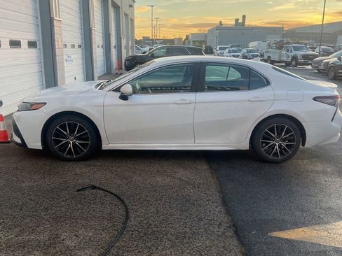 Used 2022 Toyota Camry SE image 2