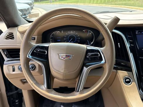 Used 2020 Cadillac Escalade Platinum AWD/4WD image 32