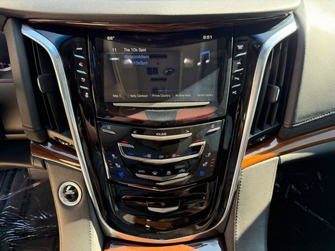 Used 2019 Cadillac Escalade ESV Luxury RWD image 39