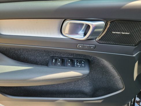 Used 2019 Volvo XC40 T5 Momentum AWD/4WD image 18