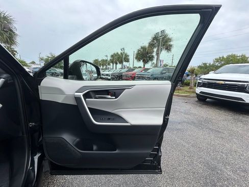 Used 2020 Toyota RAV4 XLE Premium FWD image 29