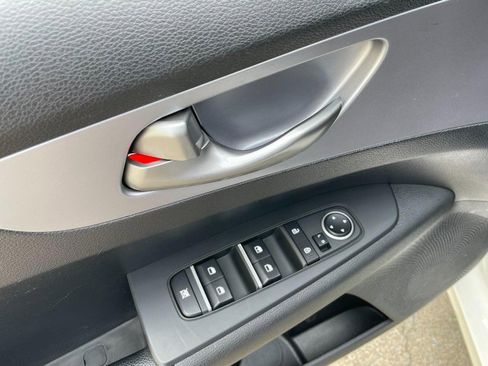 Used 2022 Kia Forte LXS w/ LXS Technology Package image 18